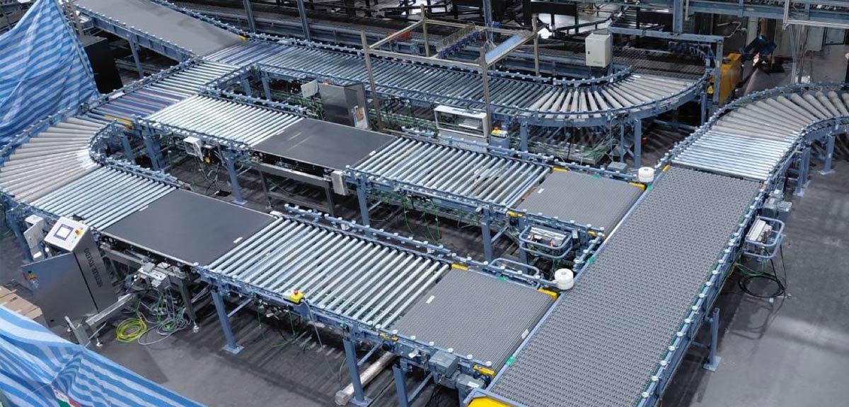 Automotive conveyor system transporting car bodies on an assembly line in a manufacturing plant Automotive conveyor system transporting car bodies on an assembly line in a manufacturing plant