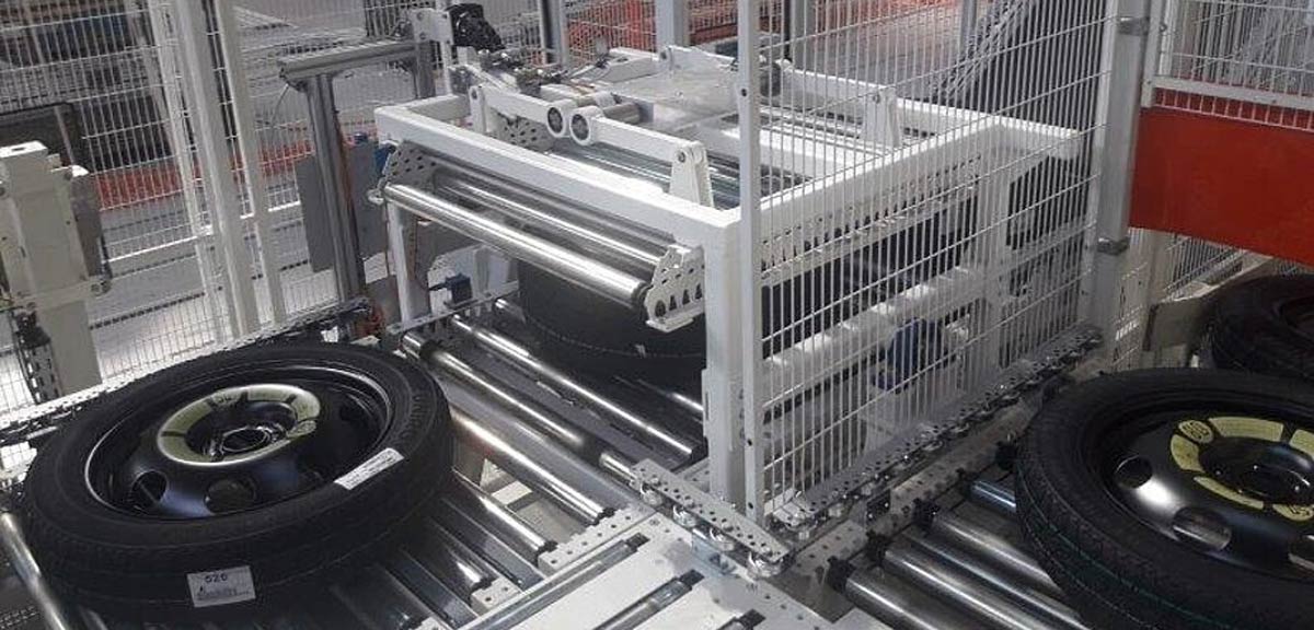 Automotive conveyor system transporting car bodies on an assembly line in a manufacturing plant Automotive conveyor system transporting car bodies on an assembly line in a manufacturing plant