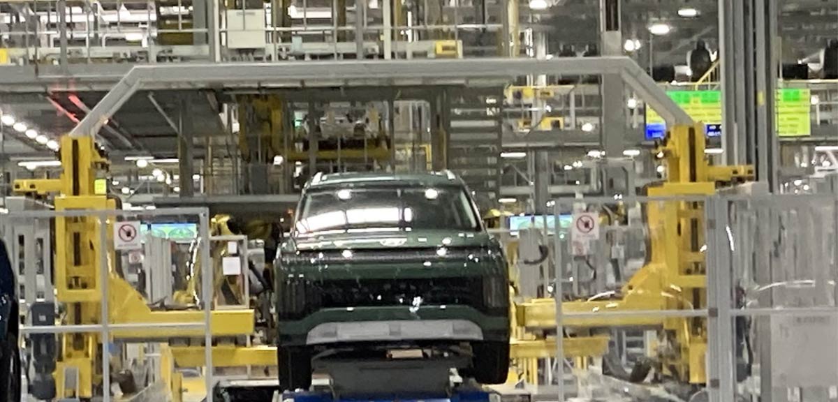 Robotic automation workstation for engine assembly in an automotive manufacturing plant Robotic automation workstation for engine assembly in an automotive manufacturing plant
